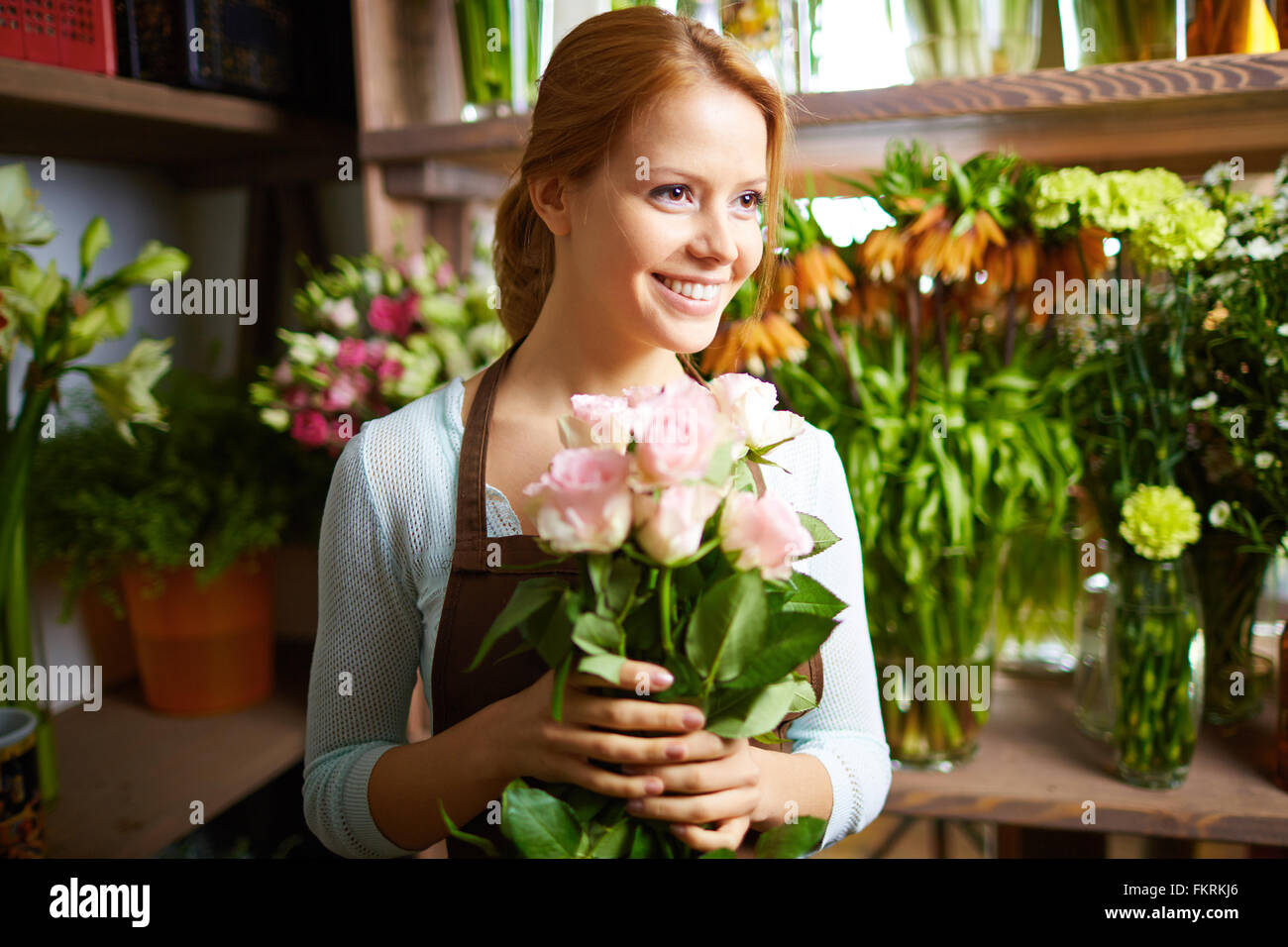 Portrait of Pretty woman working in flower shop Banque D'Images