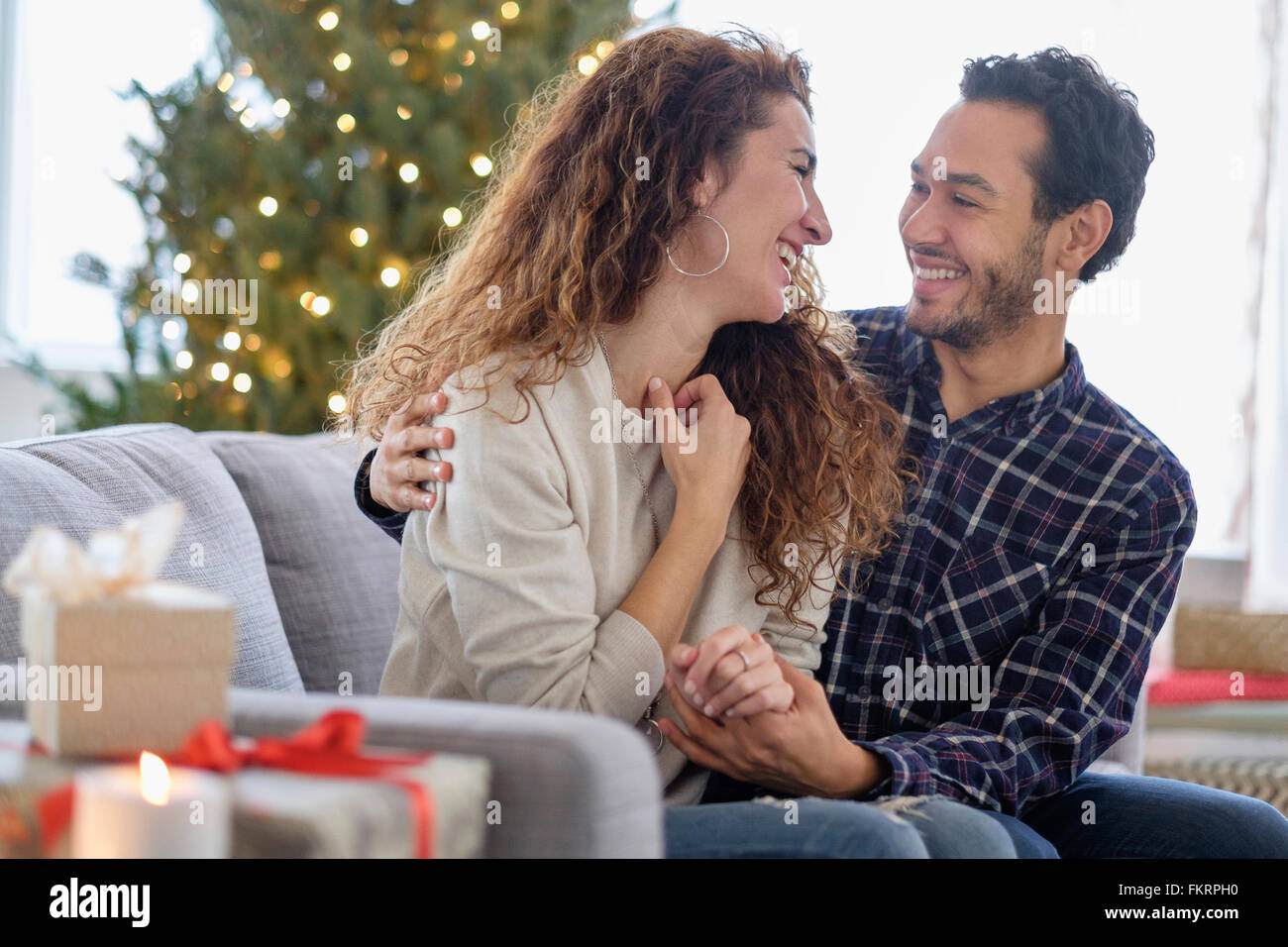 Couple hugging on sofa Banque D'Images