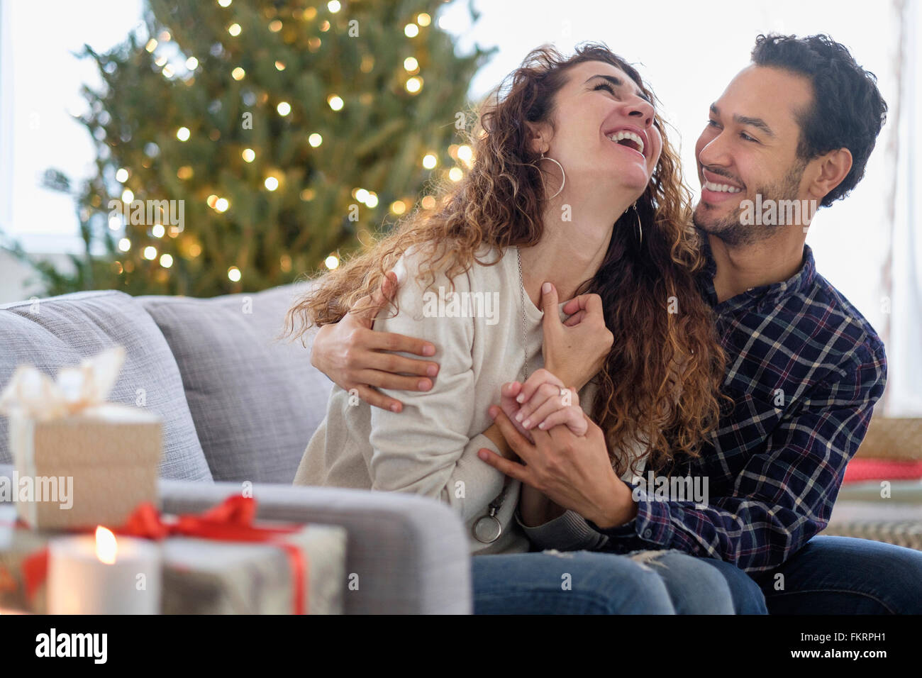 Couple hugging on sofa Banque D'Images