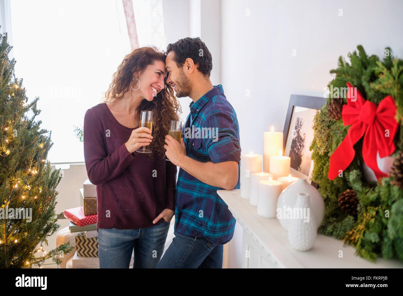 Couple drinking champagne at Christmas Banque D'Images