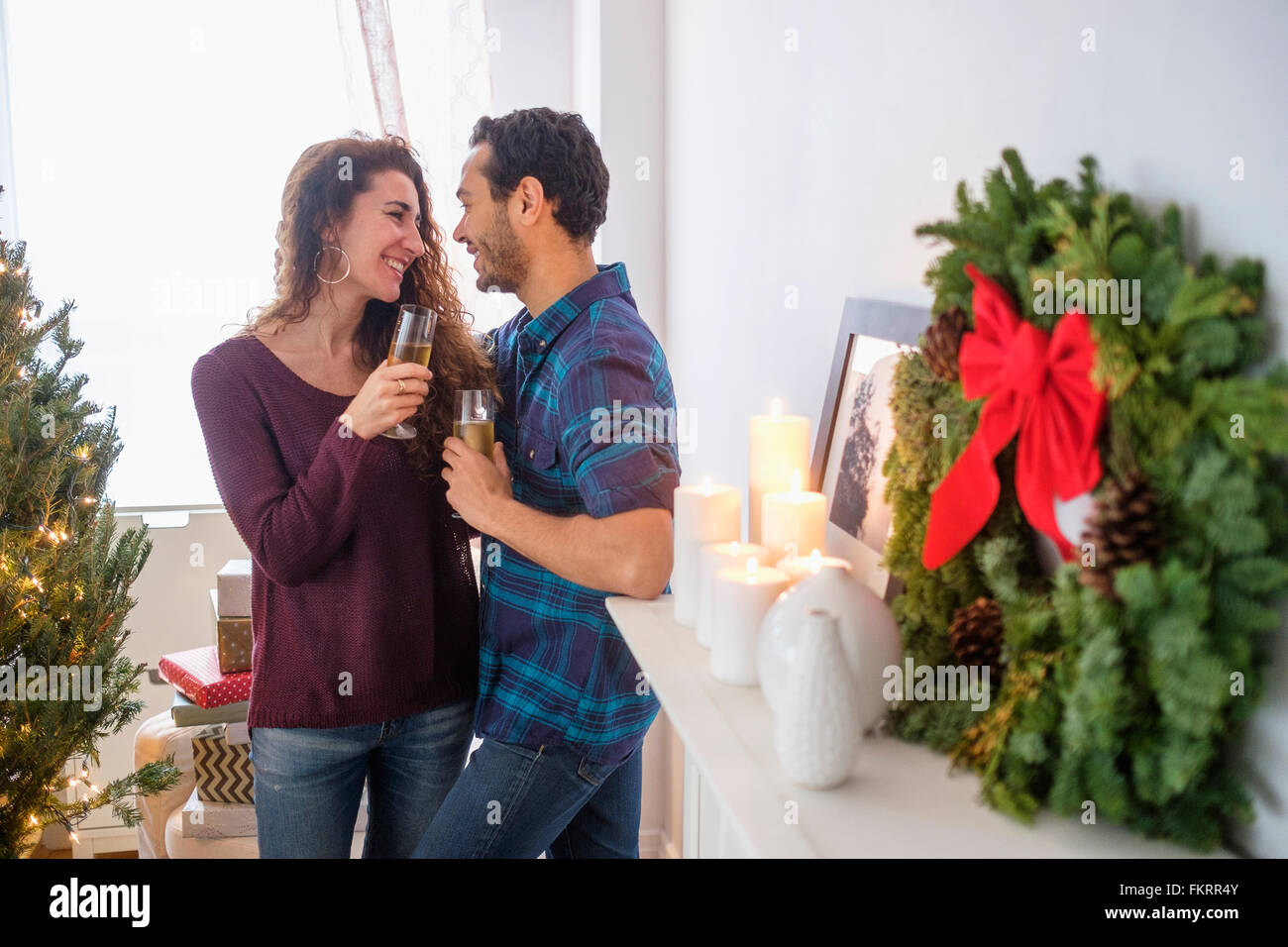 Couple drinking champagne at Christmas Banque D'Images