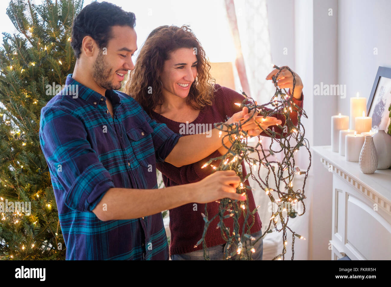Couple à démêler les lumières de Noël Banque D'Images