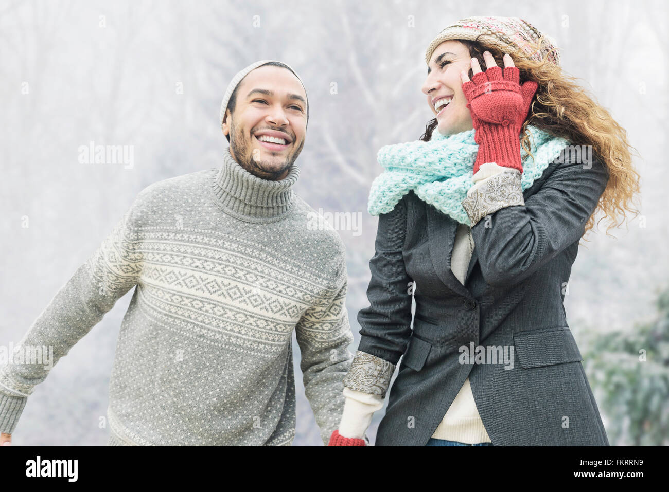 Couple holding hands in snow Banque D'Images