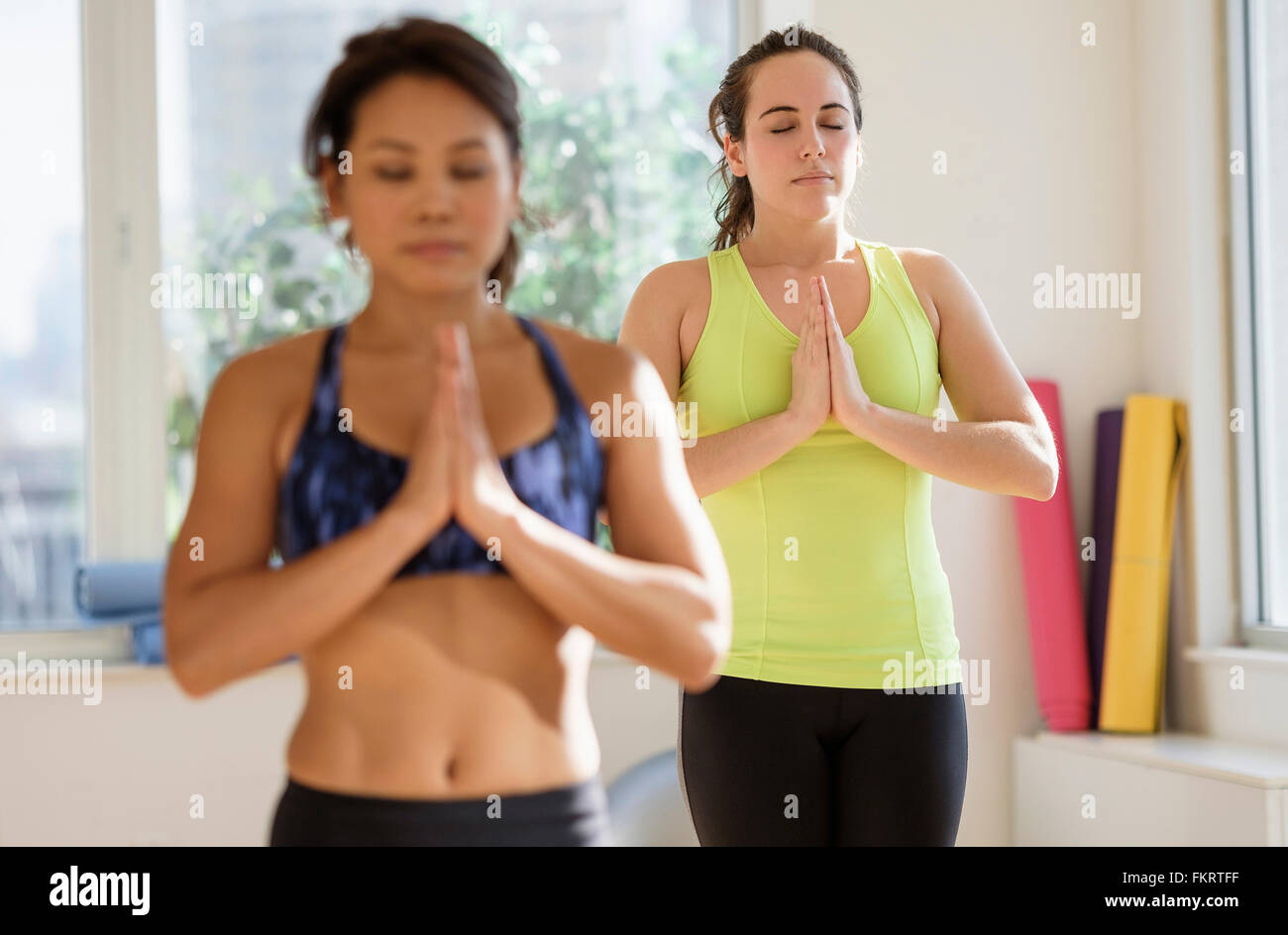 Les femmes pratiquant le yoga en studio Banque D'Images
