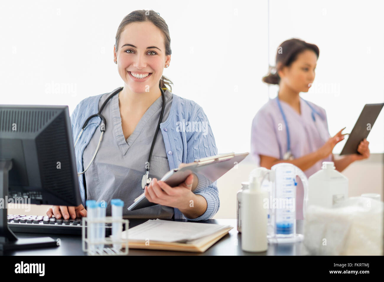 Nurse holding medical chart in hospital Banque D'Images