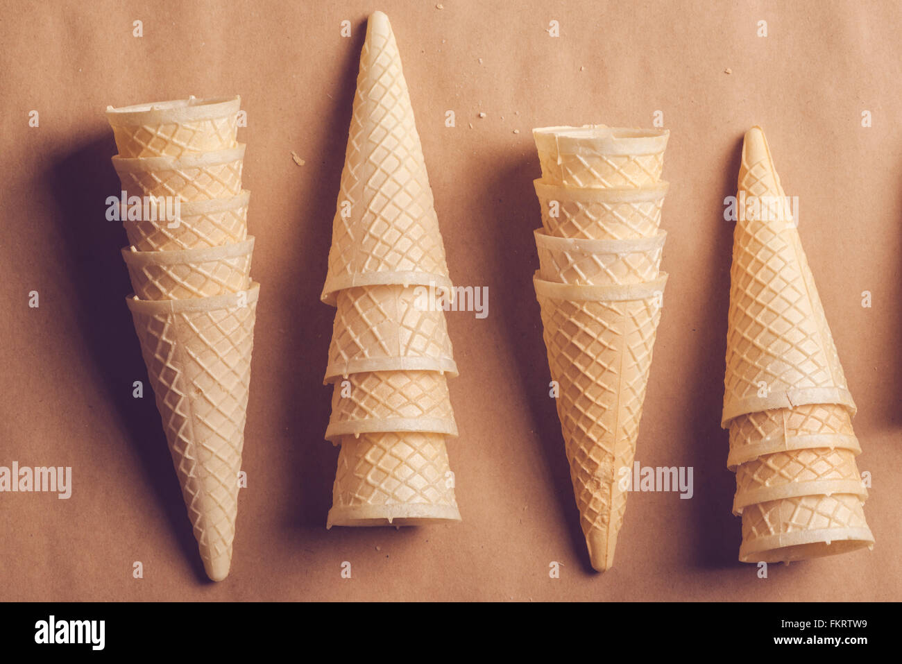 Ice cream cone croustillant chaud ton rétro, piles, lumière douce, vue du dessus Banque D'Images