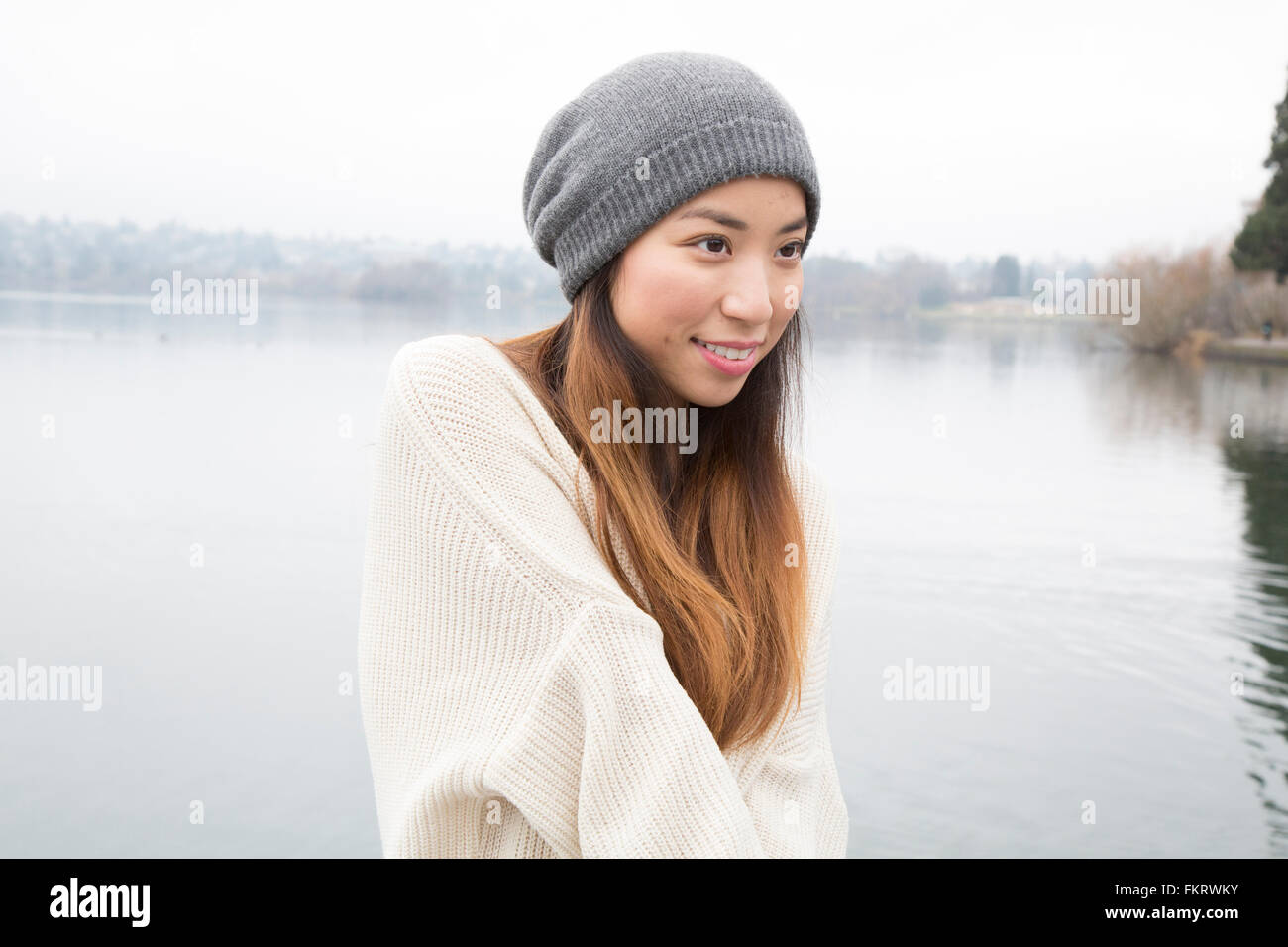 Japanese woman standing près du lac Banque D'Images
