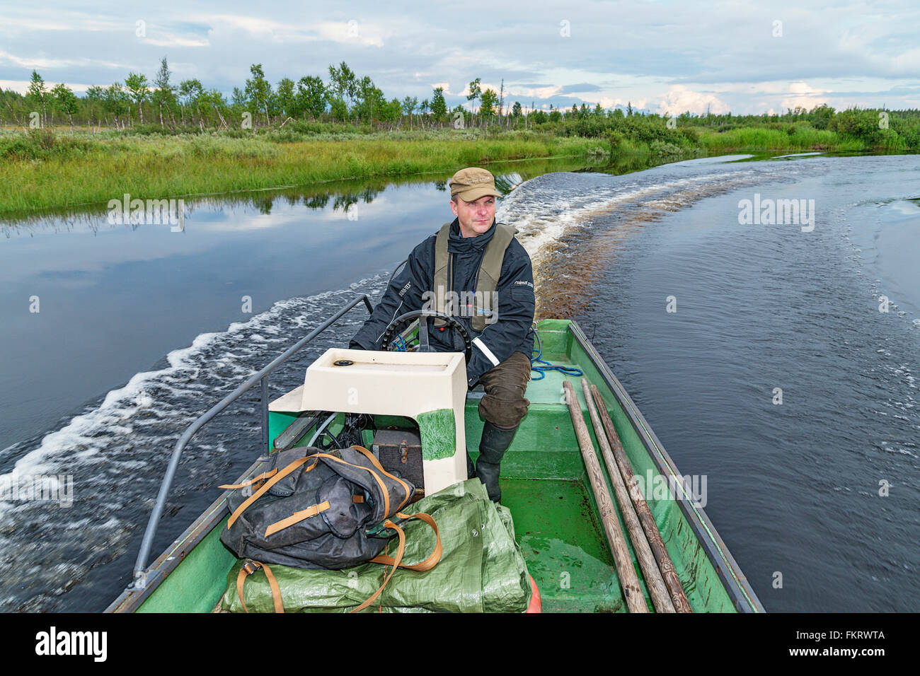 L'opérateur de voyages locales transportant les randonneurs en bateau pour le parc national Urho Kekkonen, Laponie, Finlande. Banque D'Images