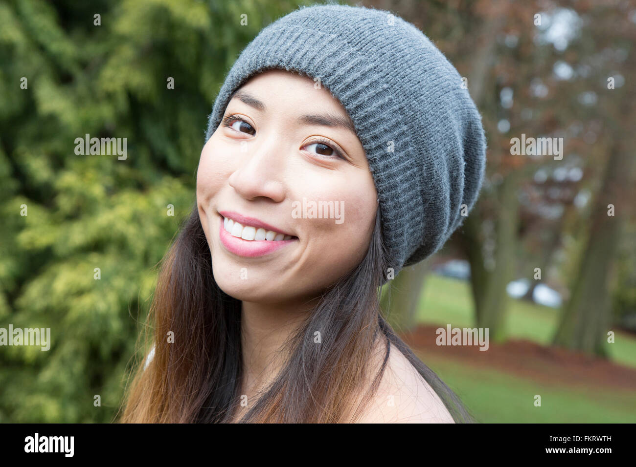 Japanese woman wearing beanie outdoors Banque D'Images
