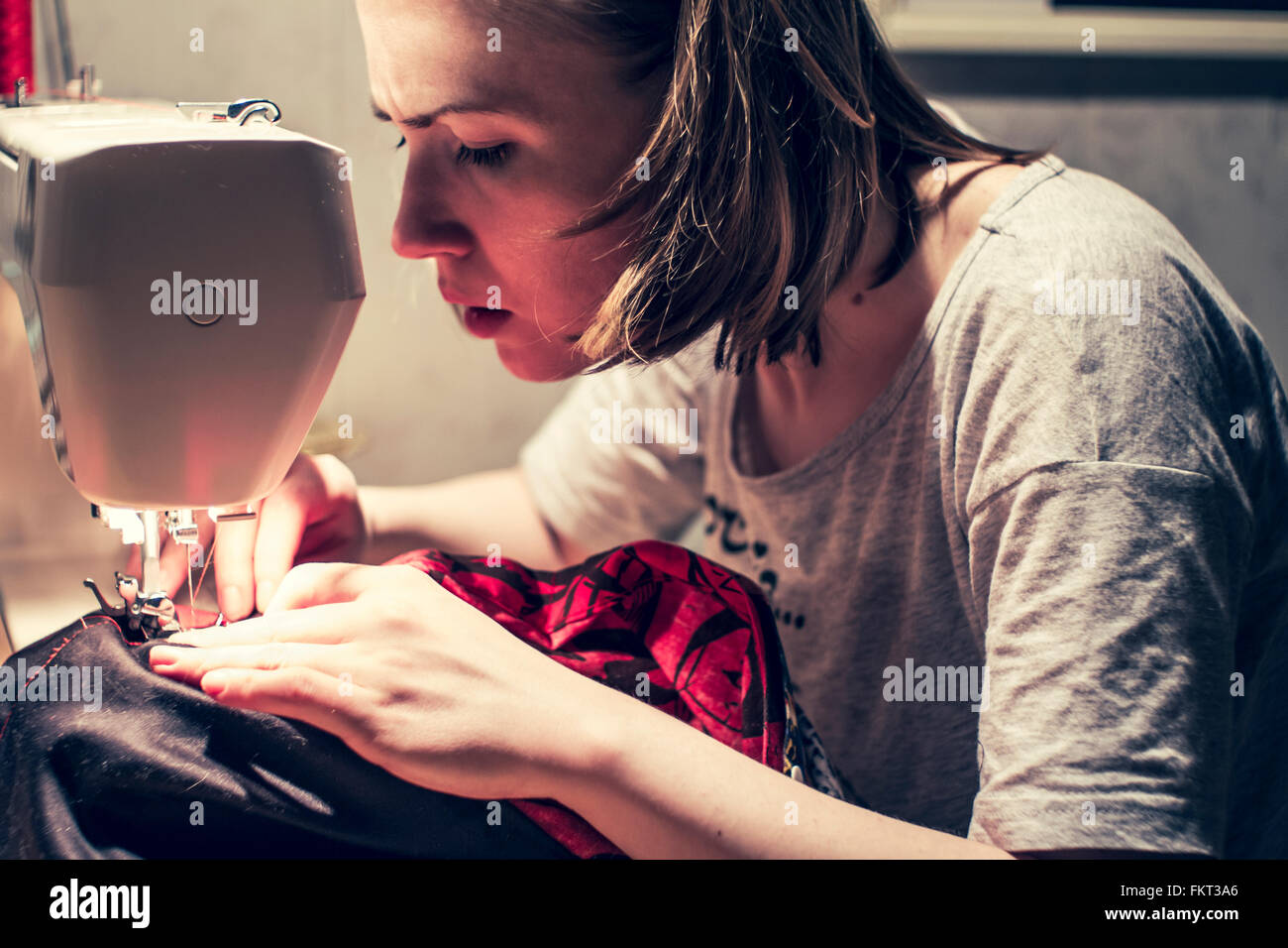 Caucasian woman using sewing machine Banque D'Images