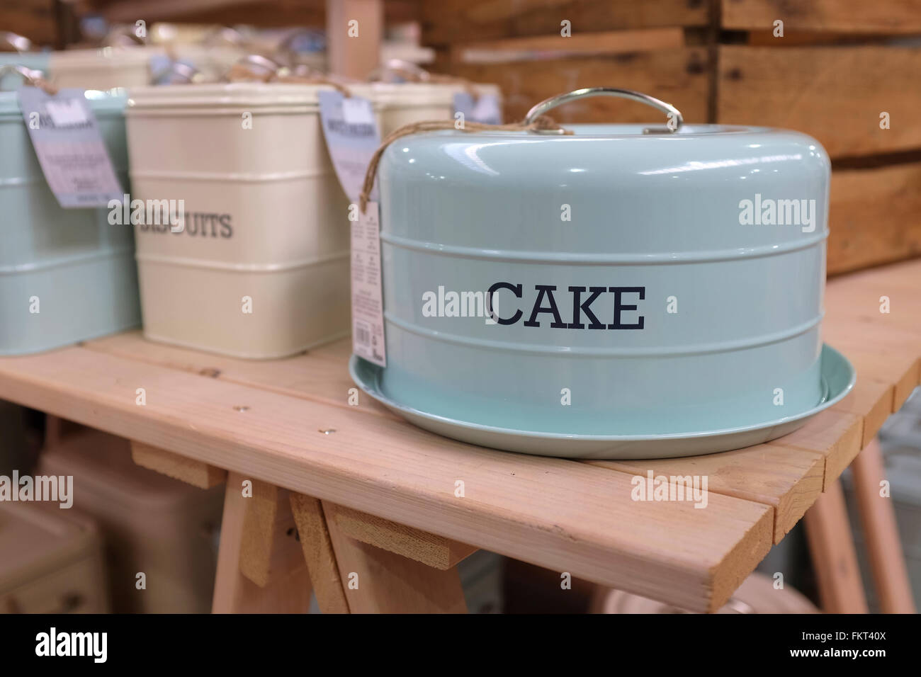 Boîtes de biscuits et gâteaux de métal en vente dans un magasin. Banque D'Images