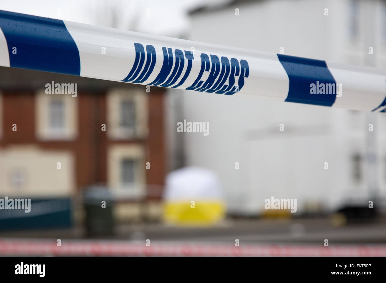 Bande de police sur les lieux d'un crime de la rue mis en place au cours d'une enquête sur une rue de Londres Banque D'Images