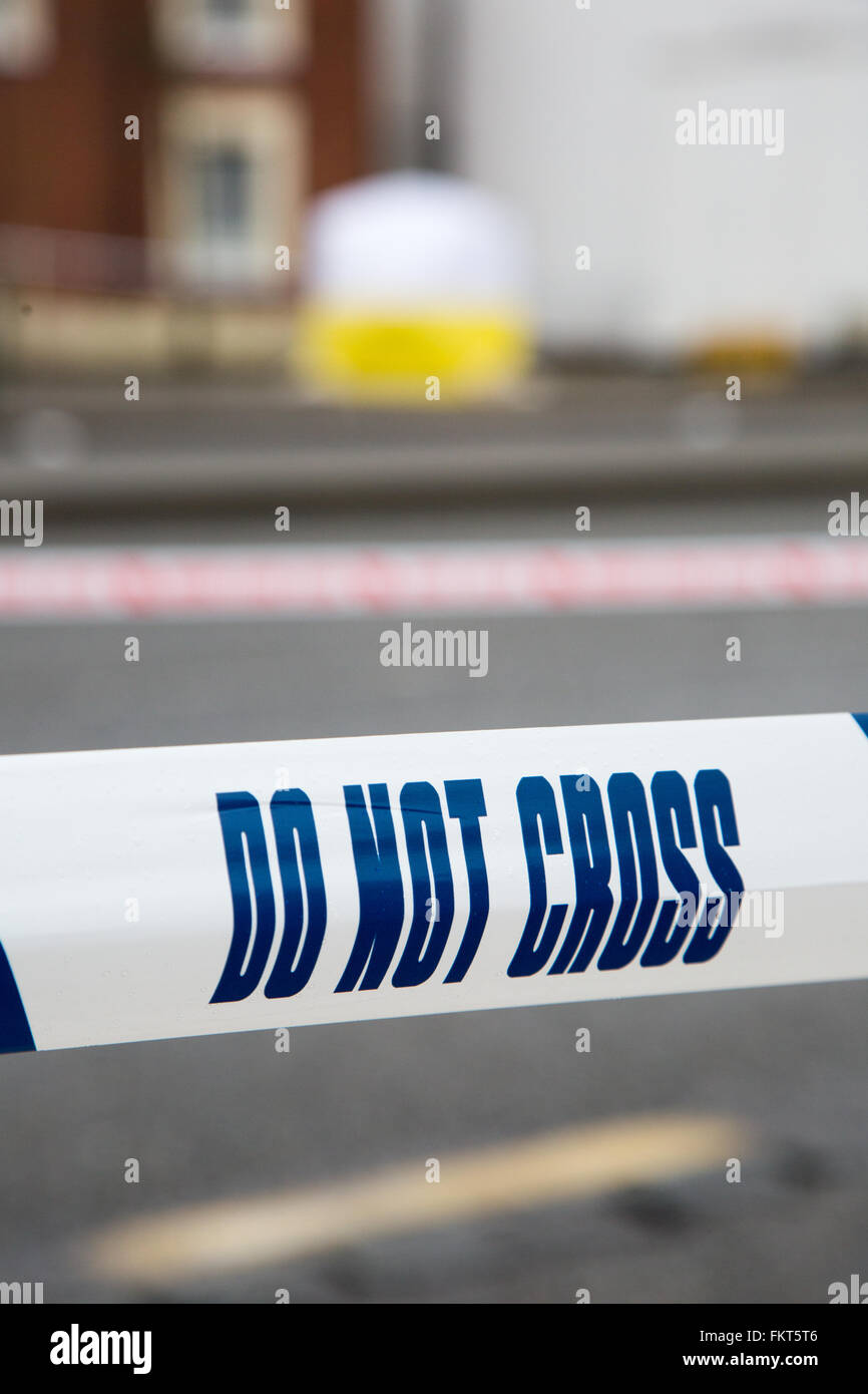 Bande de police sur les lieux d'un crime de la rue mis en place au cours d'une enquête sur une rue de Londres Banque D'Images