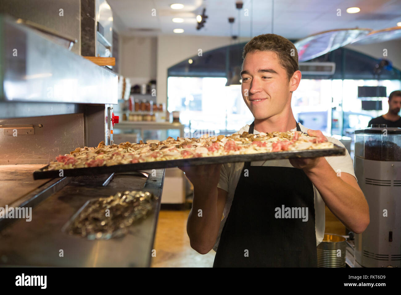 Chef de la cuisson des aliments dans une cuisine de restaurant Banque D'Images