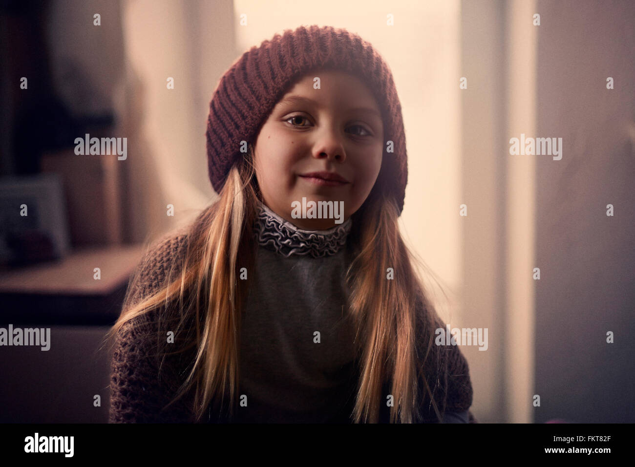 Caucasian girl wearing Beanie Hat Banque D'Images