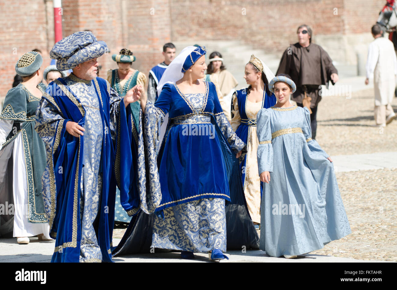 Asti, Italie - 16 septembre 2012 : des hauts nobles en costumes médiévaux dans cortège historique le jour de la Palio dans un Banque D'Images