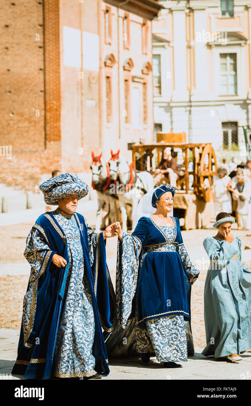 Asti, Italie - 16 septembre 2012 : la famille de nobles en costumes médiévaux dans cortège historique le jour de la Palio à Asti, il Banque D'Images