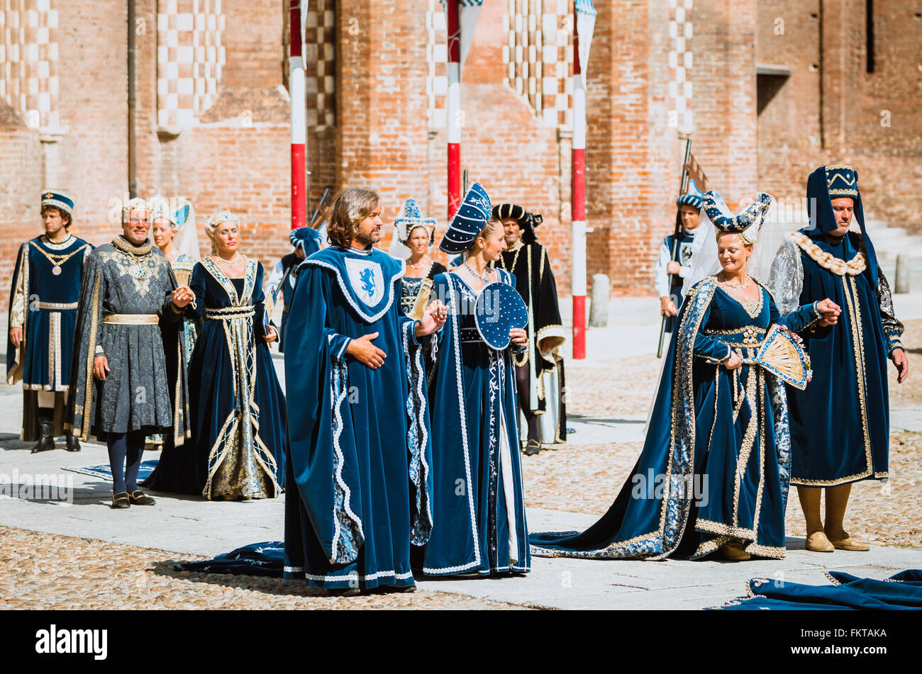 Asti, Italie - 16 septembre 2012 : des hauts nobles en costumes médiévaux dans cortège historique le jour de la Palio dans un Banque D'Images