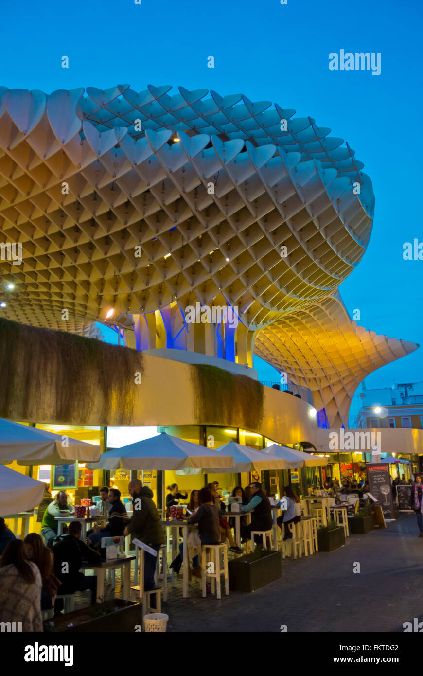 Terrasses de restaurants, en vertu de l'Espacio Metropol Parasol, Plaza de la Encarnacion, Séville, Andalousie, Espagne Banque D'Images