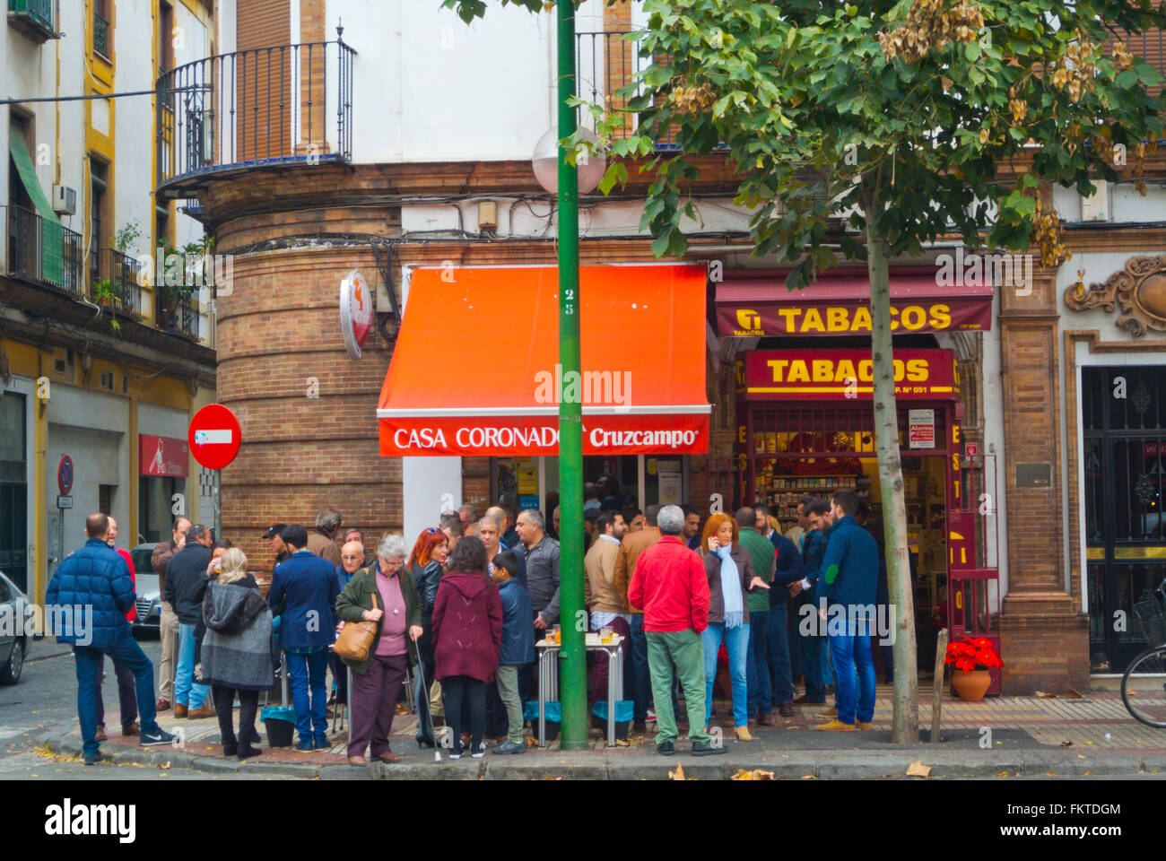 Restaurant très fréquenté à l'extérieur, Santa Cruz, Sevilla, Andalousie, Espagne Banque D'Images