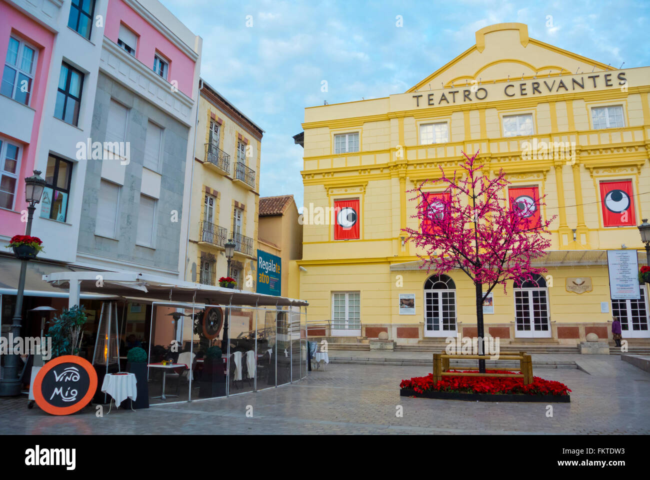Plaza de Jeronimo Cuervo, avec Teatro Cervantes, Malaga, Andalousie, Espagne Banque D'Images