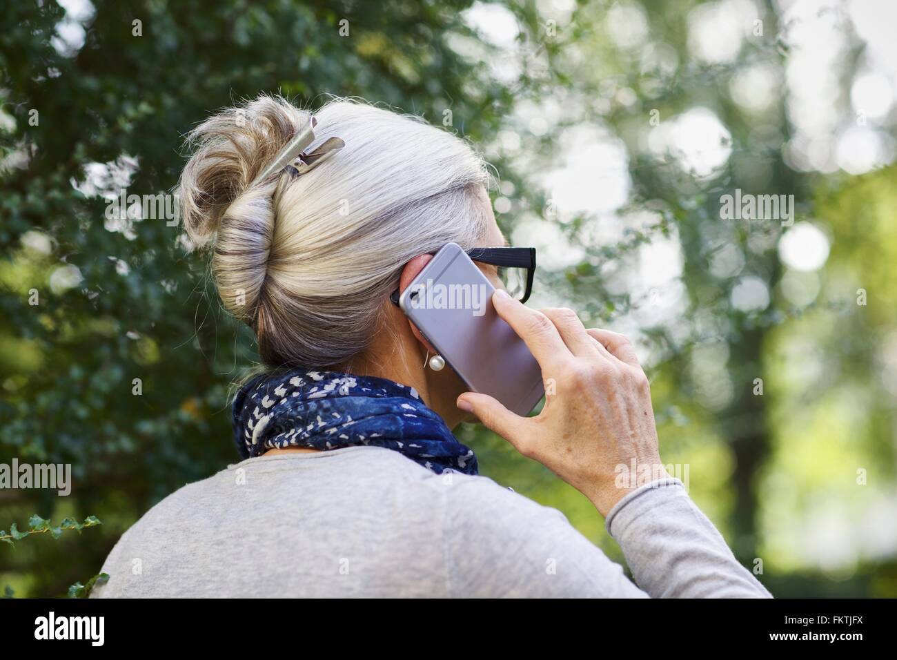 Woman using smartphone outdoors Banque D'Images