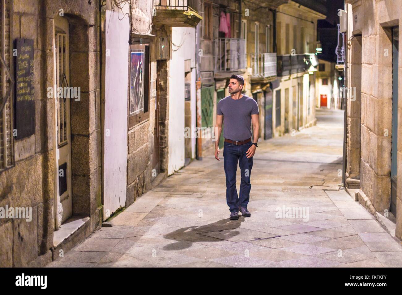 Man Walking along street, Vigo, Espagne Banque D'Images
