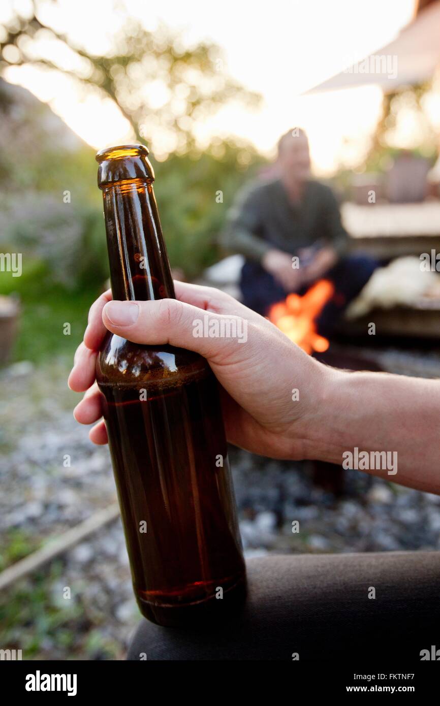Hand holding Beer bottle, Close up Banque D'Images