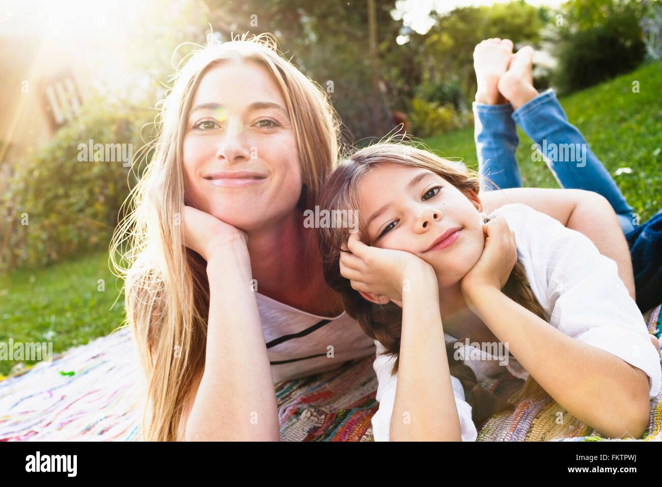 Mère et fille sourire vers la caméra Banque D'Images