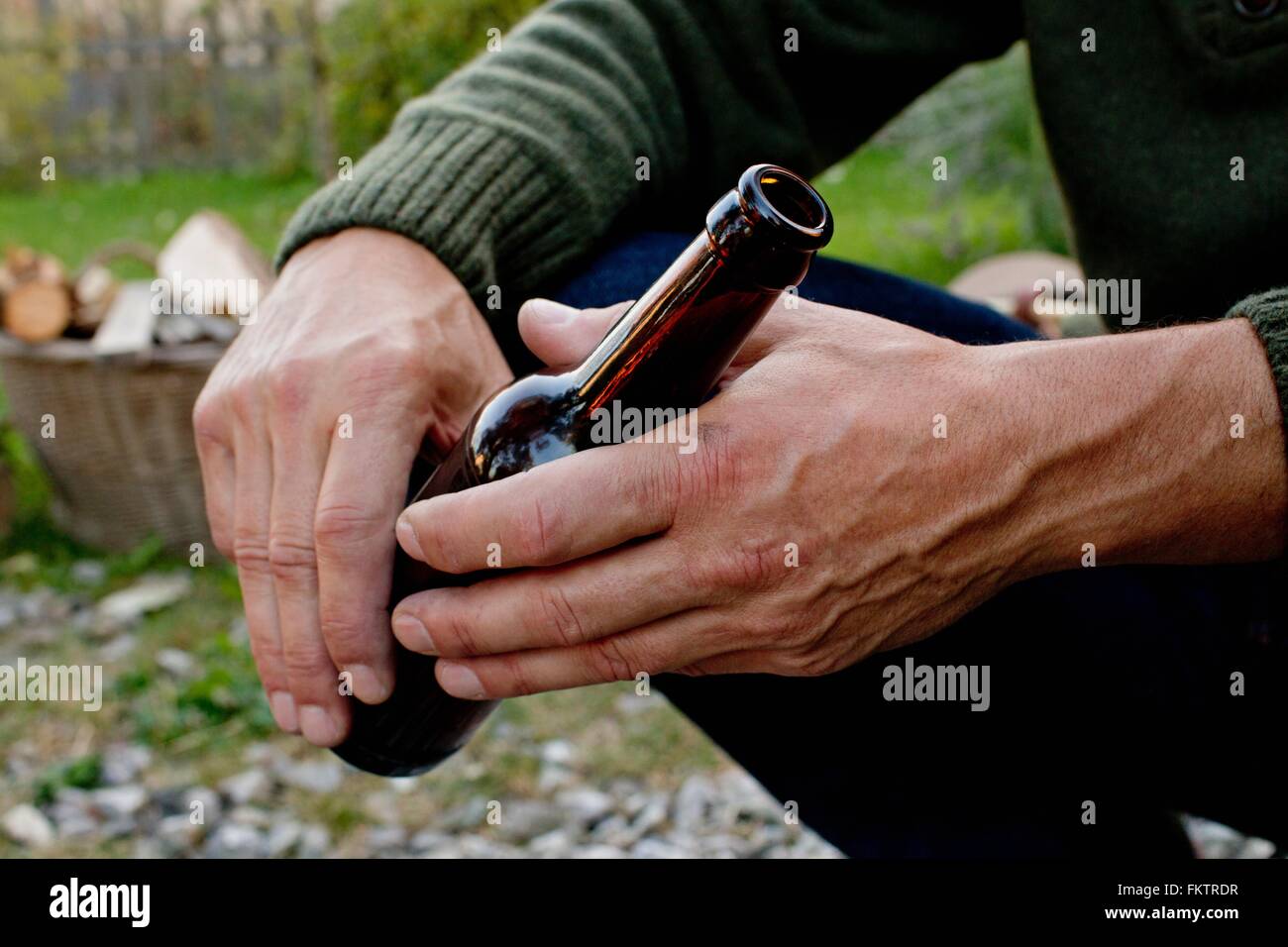 Homme tenant une bouteille de bière en verre, Close up Banque D'Images