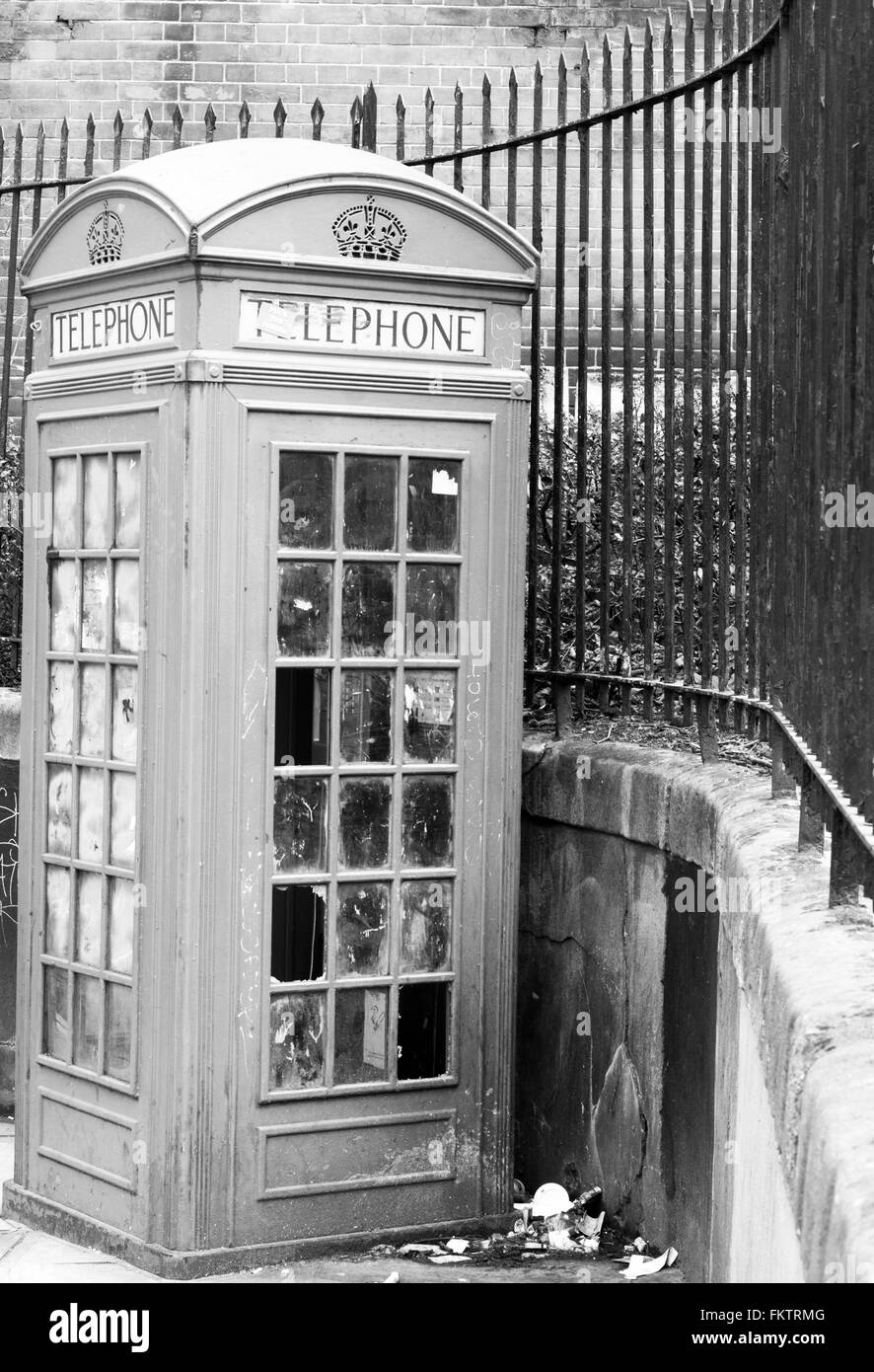 Téléphone vandalisé, centre de Londres, Royaume-Uni noir et blanc Banque D'Images