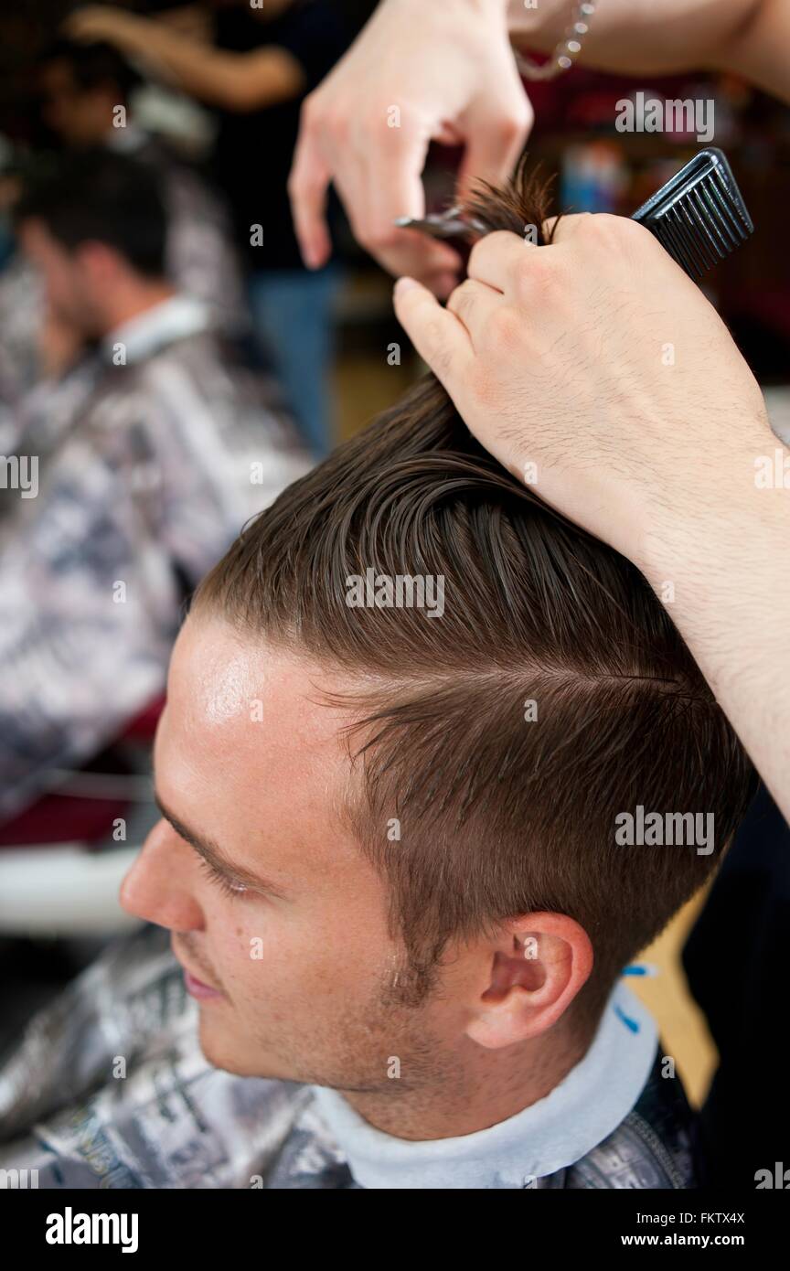 Portrait de jeune homme en coiffure pour avoir coupe Banque D'Images