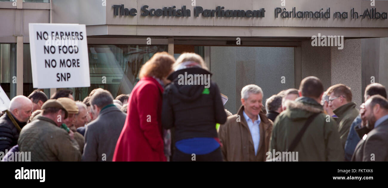 Edinburgh, Royaume-Uni. 10h Mars. Les membres de l'agriculture et de l'Écosse (Scotland) supporters MAJNF sont réunis à l'extérieur du Parlement écossais le 10 mars 2016. Ils demandent à MSP pour une partie du financement qui a été livré à l'Écossaise les agriculteurs. Pako Mera/Alamy live news Banque D'Images
