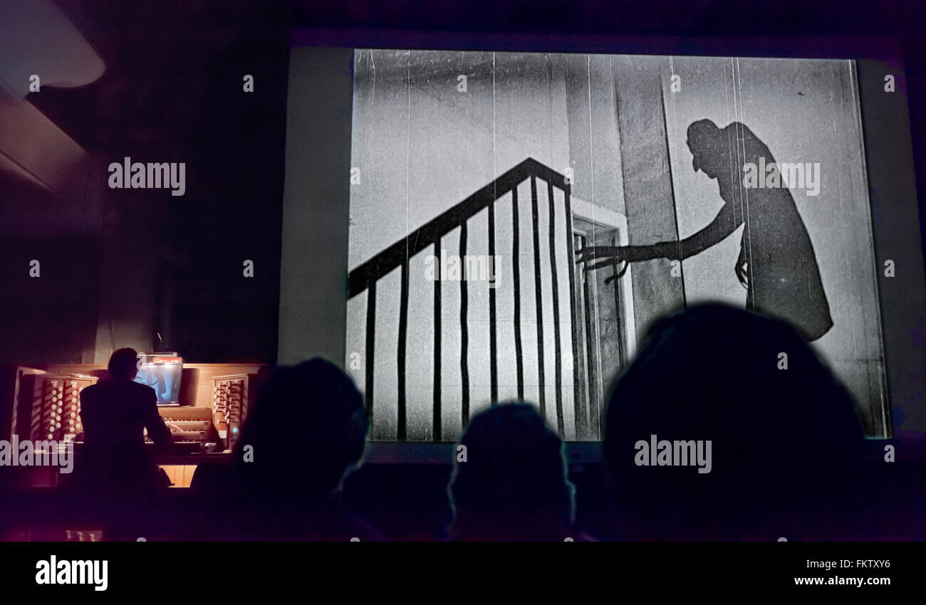 Une projection du film noir et blanc muet Nosferatu dans une église avec accompagnement d'orgue Banque D'Images