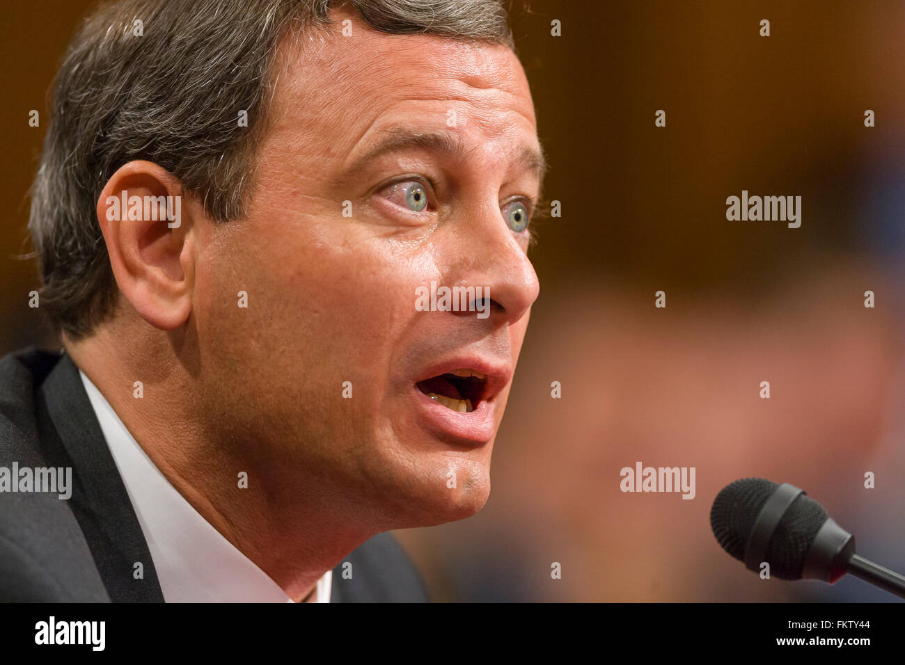 WASHINGTON, DC, USA - candidat à la Cour suprême des États-Unis Le juge John G. Roberts Jr. témoigne devant le Comité judiciaire du Sénat au cours des audiences de confirmation de sa nomination au poste de juge en chef de la United States. Banque D'Images