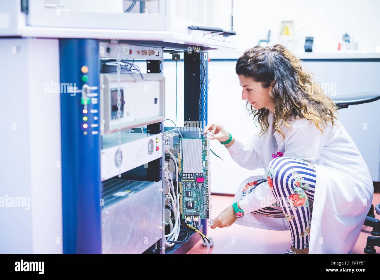 Female scientist préparation machine diffractomètre de rayons x Banque D'Images