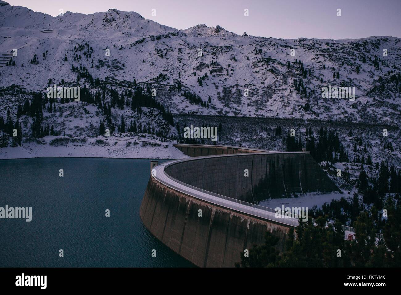 Kops barrage du réservoir et de montagnes couvertes de neige, soir, Galtur, Autriche Banque D'Images
