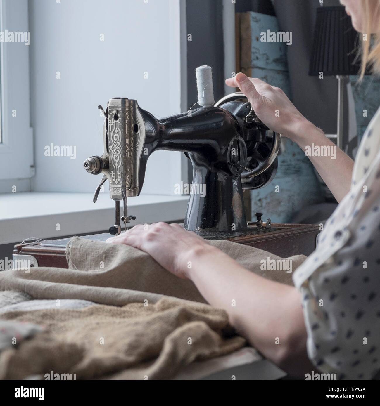 Close up of woman sewing textile sur machine à coudre vintage Banque D'Images