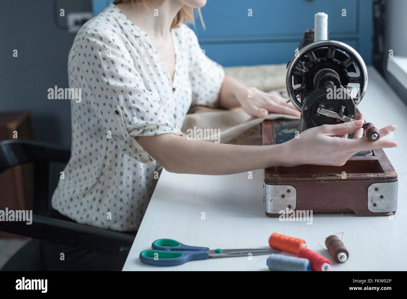 Portrait de femme de couture machine à coudre vintage Banque D'Images