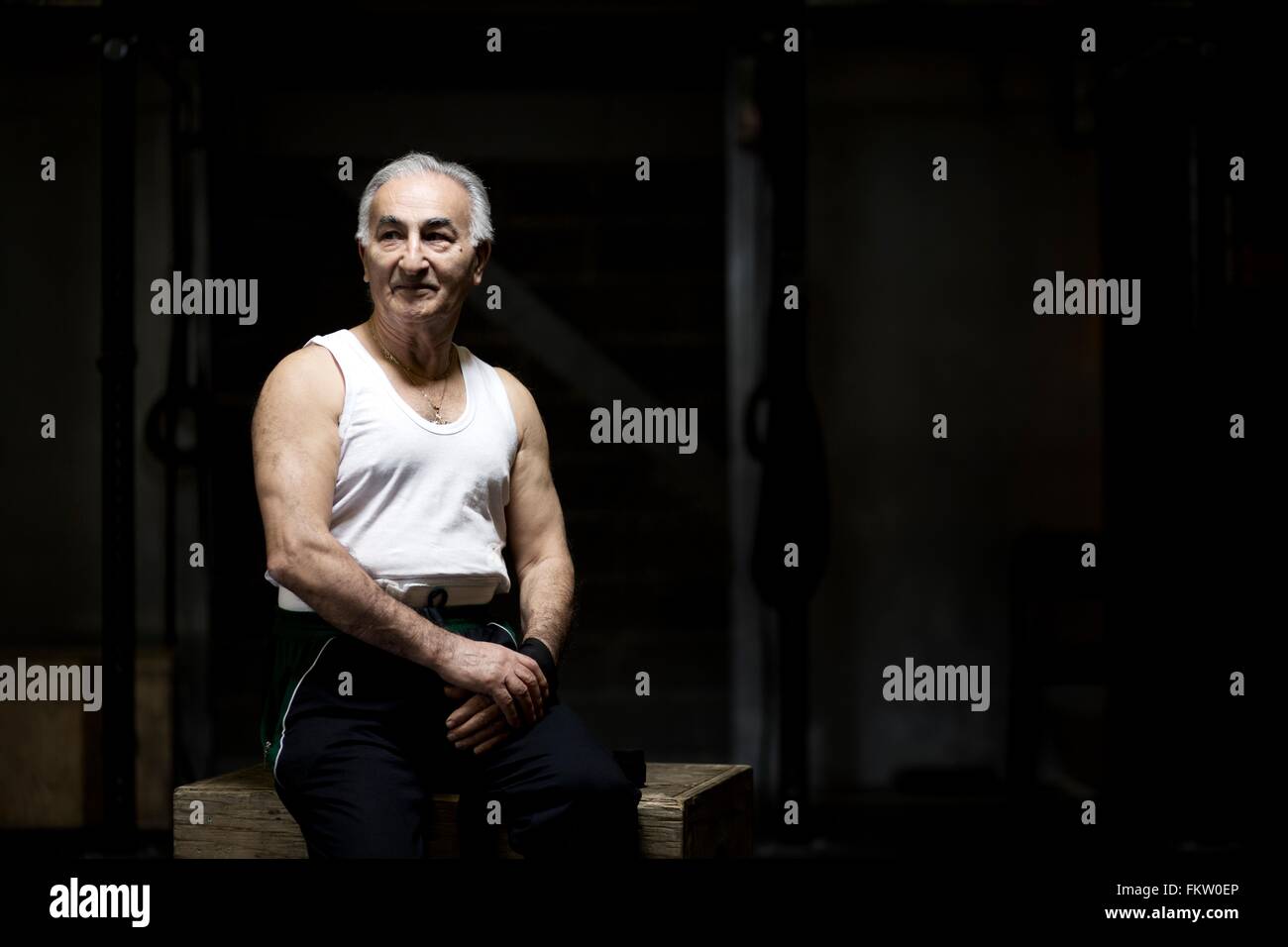Portrait de grey haired man sitting in the gym Banque D'Images