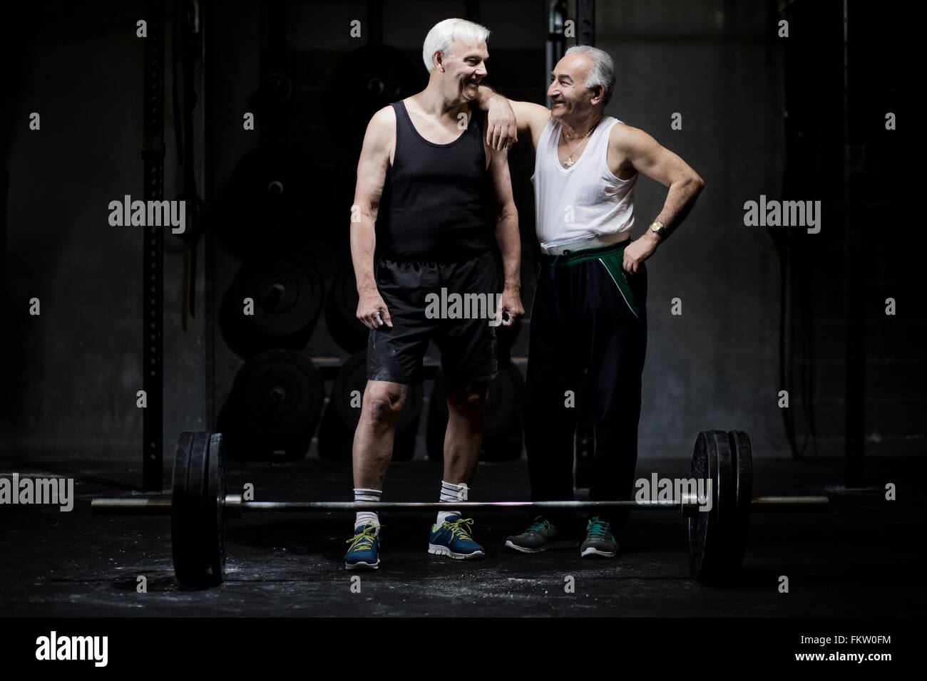 Senior men chatting in the gym Banque D'Images