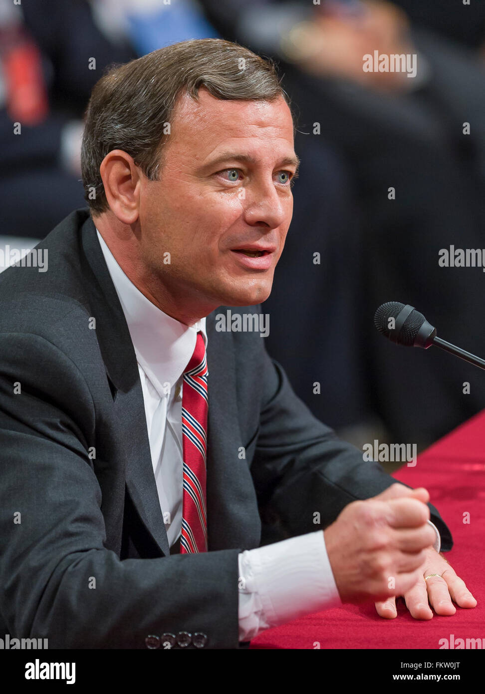 WASHINGTON, DC, USA - candidat à la Cour suprême des États-Unis Le juge John G. Roberts Jr. témoigne devant le Comité judiciaire du Sénat au cours des audiences de confirmation de sa nomination au poste de juge en chef de la United States. Banque D'Images