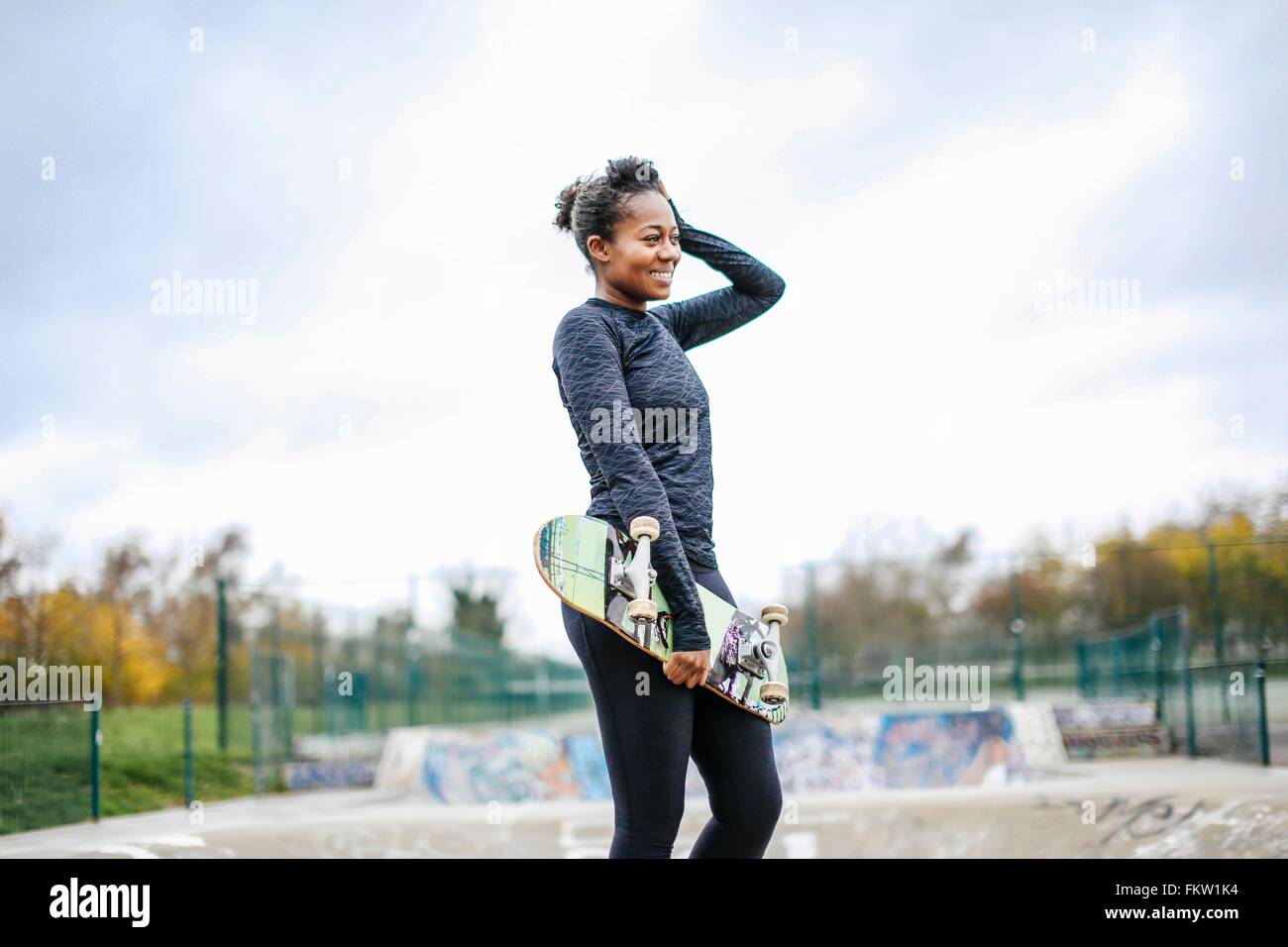 Portrait de jeune femme dans un planchodrome skateboarder Banque D'Images