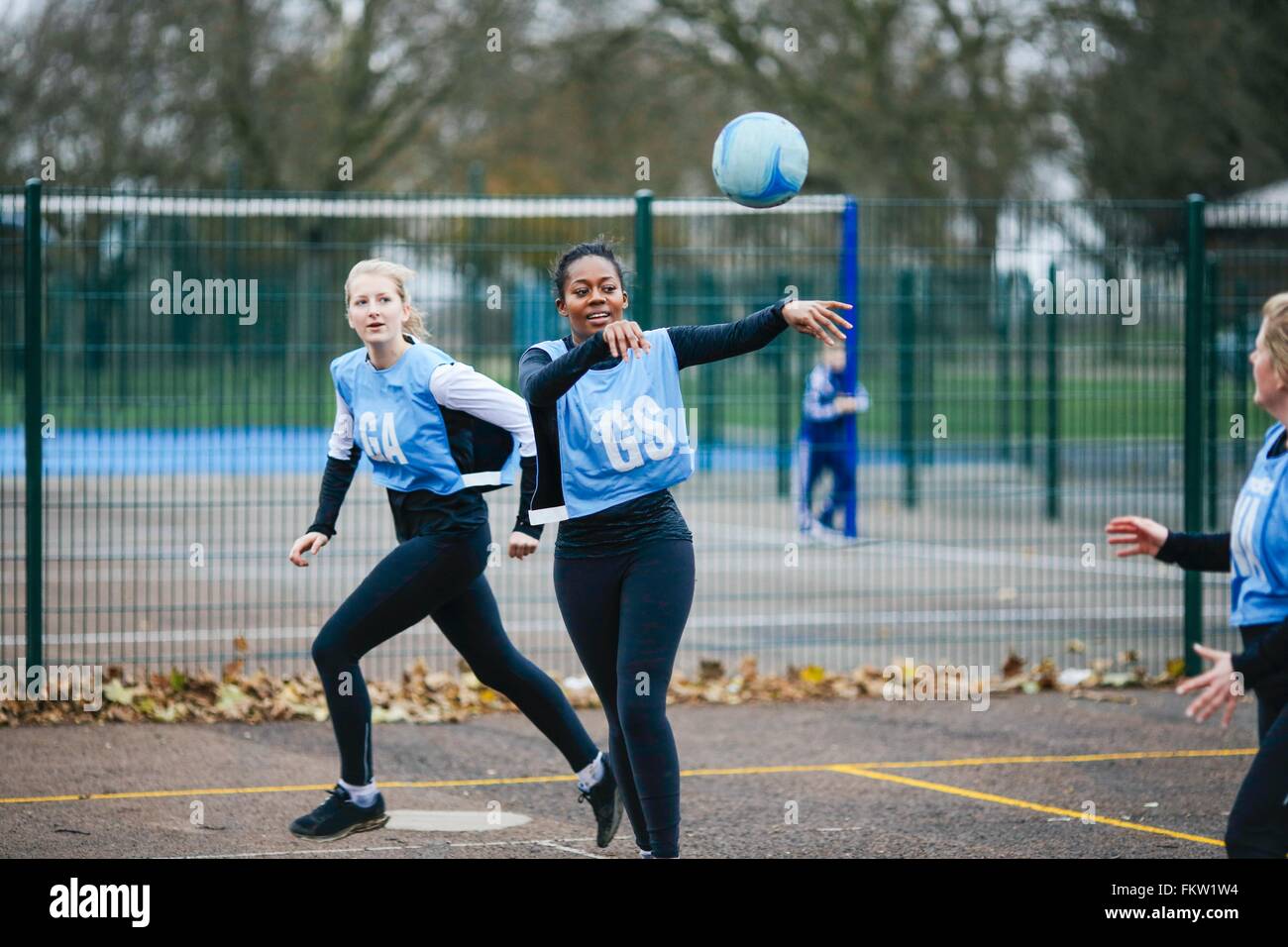 Le netball féminin match équipe jouant sur la cour de netball Banque D'Images Le netball féminin match équipe jouant sur la cour de netball Banque D'Images