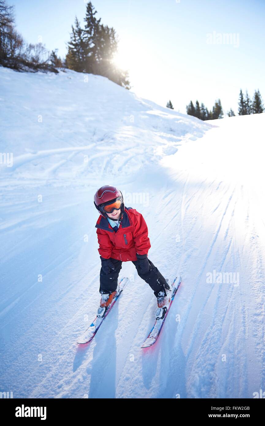 Jeune skieur en descente Banque D'Images