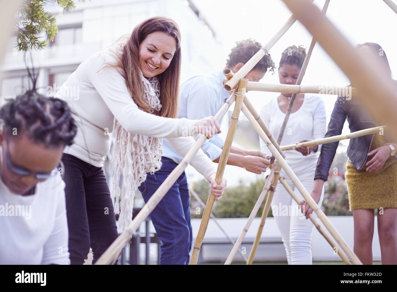 Collègues de team building construction tâche structure en bois smiling Banque D'Images