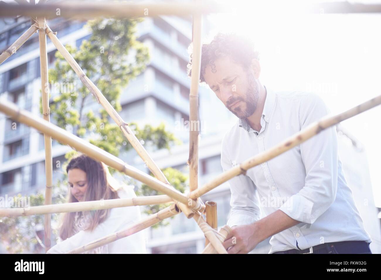Low angle view man en team building construction tâche structure en bois smiling Banque D'Images