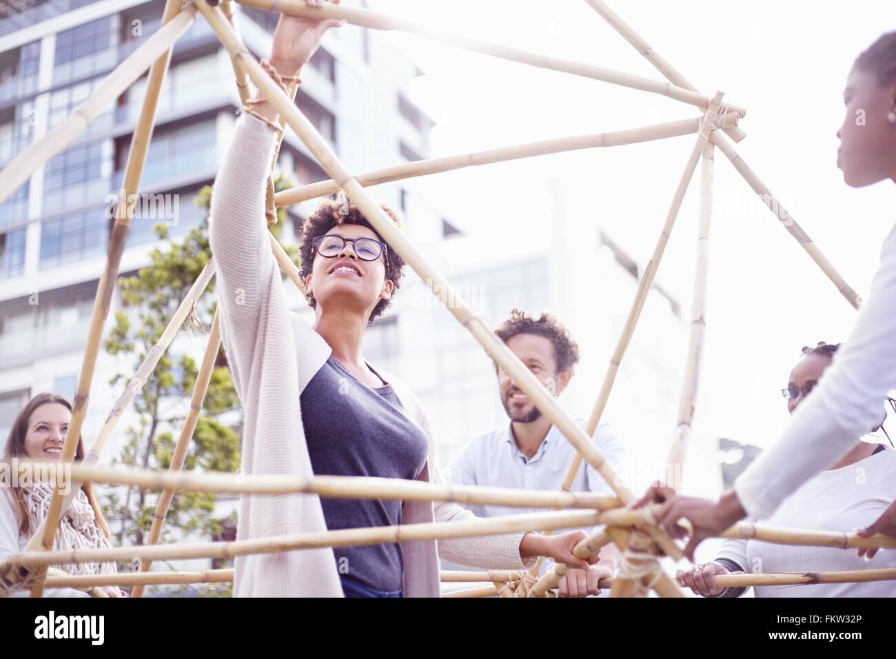 Low angle view collègues en team building construction tâche structure en bois Banque D'Images