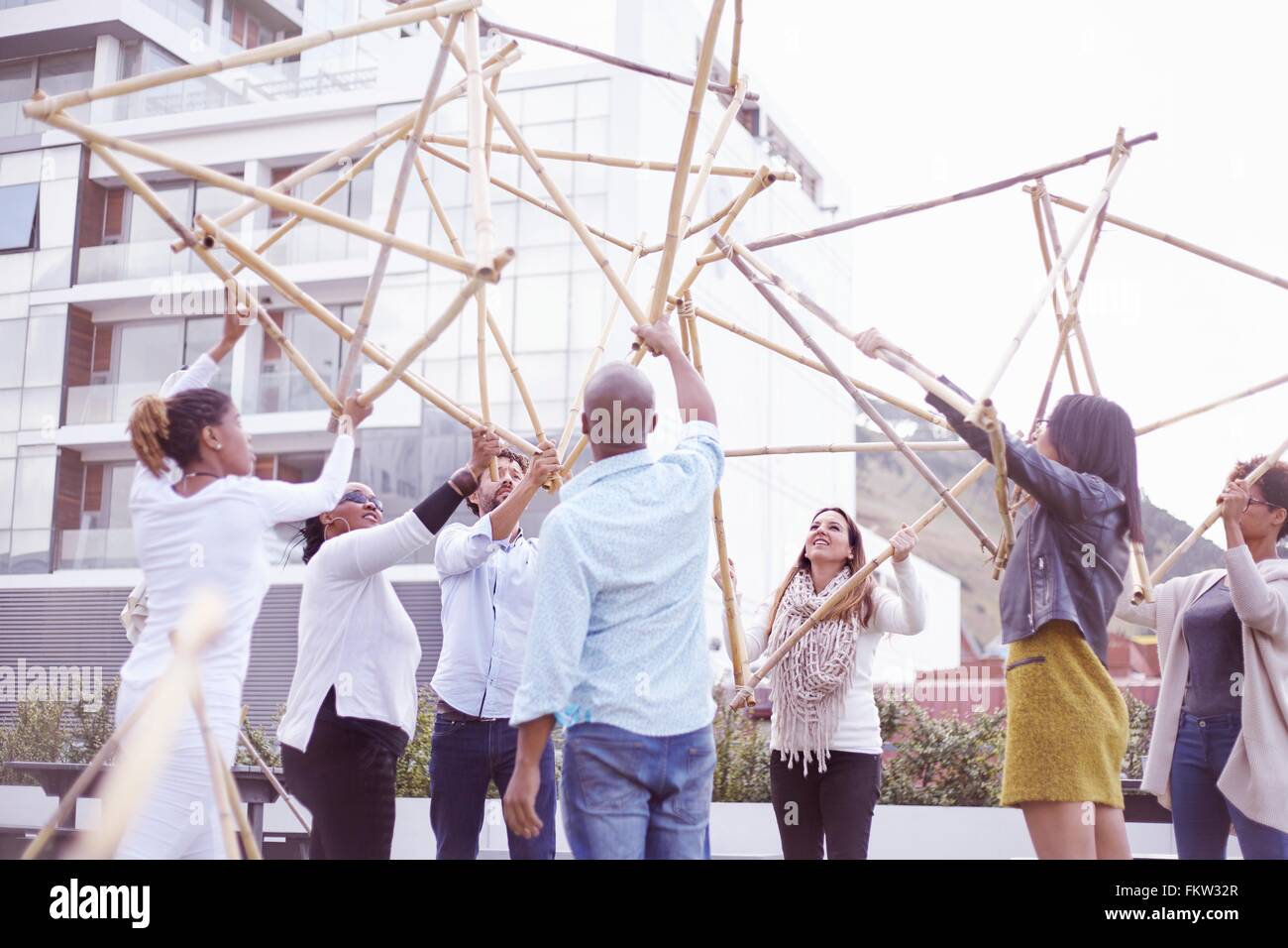 Low angle view collègues en team building construction levage tâche structure en bois Banque D'Images