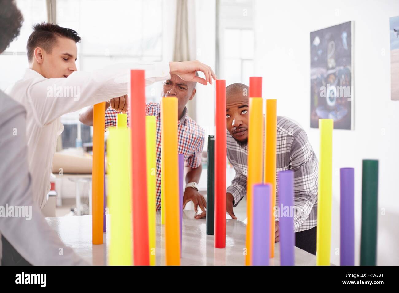 Collègues de l'équipe d'équilibrage des tâches de tubes colorés Banque D'Images